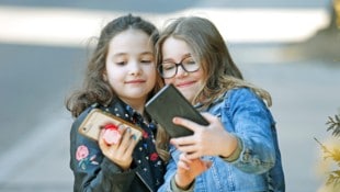 Die Eltern leben den Kindern das Handyverhalten vor.