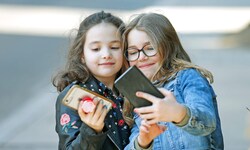 Die Eltern leben den Kindern das Handyverhalten vor.