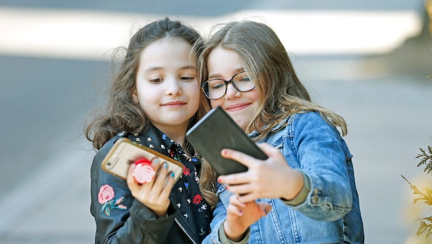 Die Eltern leben den Kindern das Handyverhalten vor.