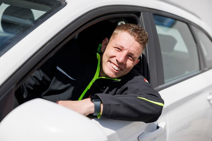 Marcel Wintscher (26) ist Taxifahrer und nebenbei selbstständig mit Social Media.