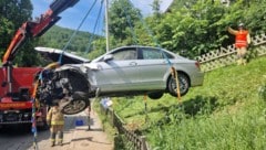 Die Grazer Berufsverwehr barg das Unfallauto. (Bild: BF Graz)