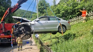 Die Grazer Berufsverwehr barg das Unfallauto.