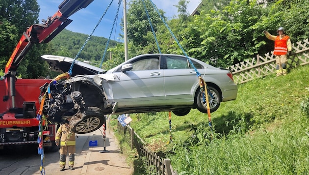 Die Grazer Berufsverwehr barg das Unfallauto.