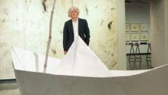 Künstler Edgar Honetschläger mit Origami- Boot im Nordico;