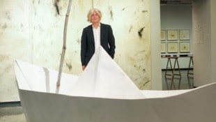 Künstler Edgar Honetschläger mit Origami- Boot im Nordico;