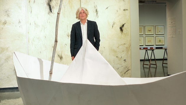 Künstler Edgar Honetschläger mit Origami- Boot im Nordico;
