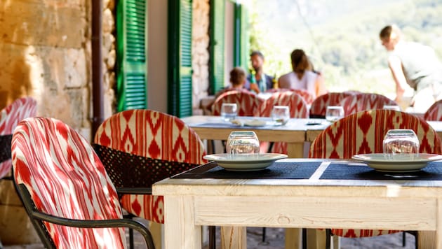 Ein Restaurant auf der Ferieninsel Mallorca verrechnet Gästen eine fragwürdige, vor allem aber unzulässige „Servicepauschale“.