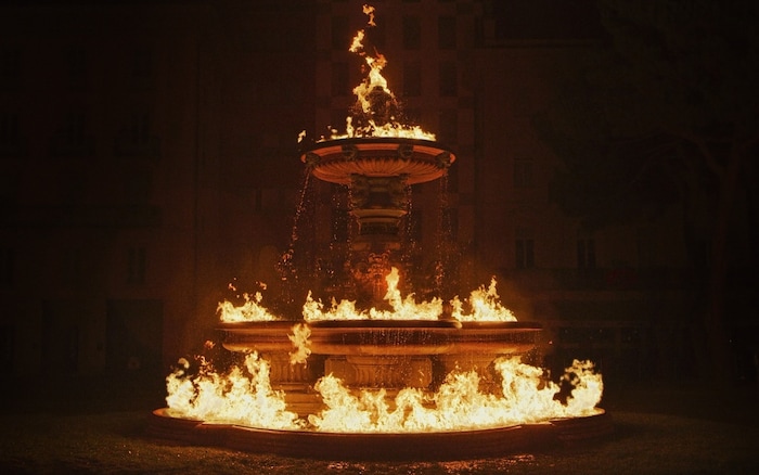 Wasser als brennendes Thema der Gegenwart zeigt Julian Charrière in seinem Feuerbrunnen „And Beneath It All Flows Liquid Fire“ aus dem Jahr 2019.