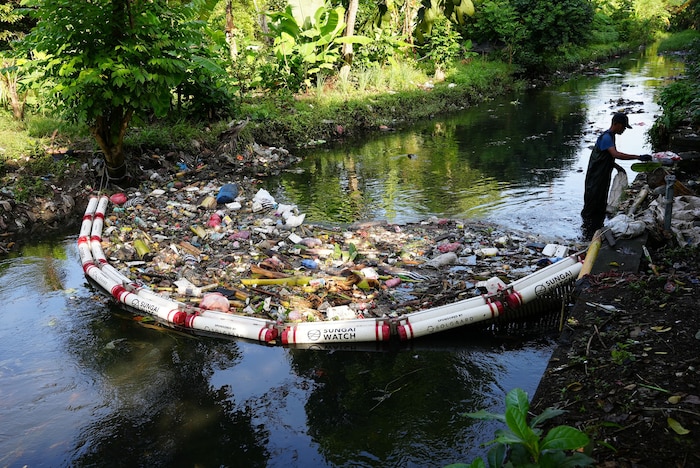 Auch die Verschmutzung von Wasser ist Thema im MAK. In „Sungai Watch“ geht es um Barriereelemente zur Abfallbereinigung von Flüssen auf Bali, Indonesien.