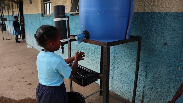 „Safe Tap“, der Feldtest von EOOS in einer Schule in Durban in Südafrika lädt auch im MAK zum ressourcenschonenden Händewaschen ein.