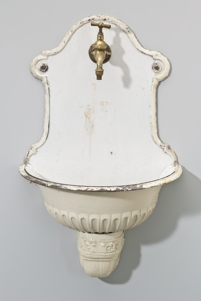 Zutiefst Wienerisches Design – Bassena, eine allgemein zugängliche Wasserstelle am Gang eines Mietshauses um 1870