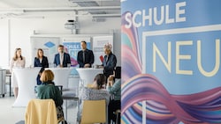 Salzburgs Rektorin Daniela Martinek (links, mit Kollegen)präsentierte die neuen Lehrpläne (Bild: PH Salzburg/Gruber)