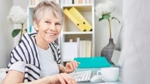 Frauen finden auf diversen Onlineportalen genügend Auswahlmöglichkeit. (Bild: © Robert Kneschke)