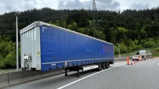 Der Sattelaufleger auf der S16.  (Bild: Polizei Vorarlberg)