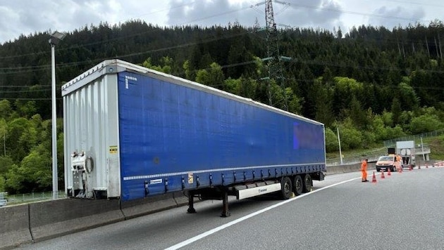 Der Sattelaufleger auf der S16. 