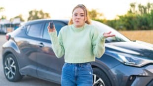 Automieter haben es mitunter schwer – Betrüger gießen jetzt Öl ins Feuer. (Bild: luismolinero - stock.adobe.com)