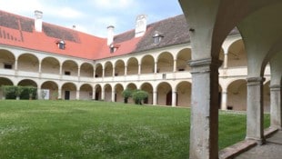 Das Schloss Deutschkreutz wurde im Stil eines italienischen Renaissanceschlosses erbaut. Die kostbaren Stuckarbeiten in der vierflügeligen Anlage, die früher von einem Wassergraben umgeben war, zeugen noch heute von einer großen Vergangenheit. (Bild: Reinhard Judt)