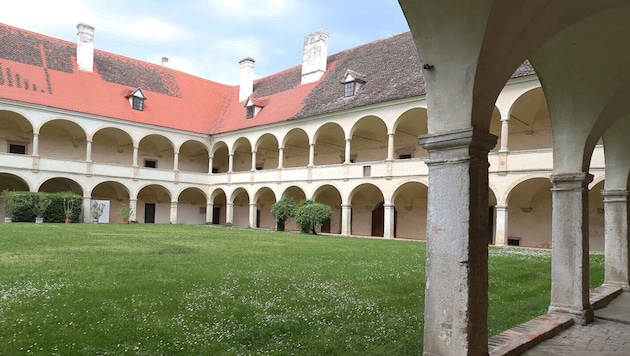 Das Schloss Deutschkreutz wurde im Stil eines italienischen Renaissanceschlosses erbaut. Die kostbaren Stuckarbeiten in der vierflügeligen Anlage, die früher von einem Wassergraben umgeben war, zeugen noch heute von einer großen Verantwortung.
