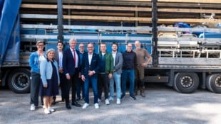Bregenzer Stadtpolitiker und die Zuständigen der KHBG bei der Verabschiedung des Hilfstransports. (Bild: Stadt Bregenz)