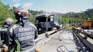 Kurz nach dem Bergiseltunnel ging der Lkw in Flammen auf. (Bild: Birbaumer Christof)