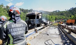 Kurz nach dem Bergiseltunnel ging der Lkw in Flammen auf.