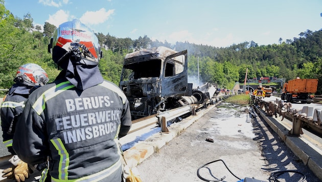 Kurz nach dem Bergiseltunnel ging der Lkw in Flammen auf.