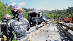 Kurz nach dem Bergiseltunnel ging der Lkw in Flammen auf. (Bild: Birbaumer Christof)