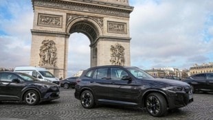 Paris als Wien-Vorbild? Wer mit SUV im Zentrum parken will, zahlt bis zu 18 Euro pro Stunde (Bild: Michel Euler / AP / picturedesk.com)