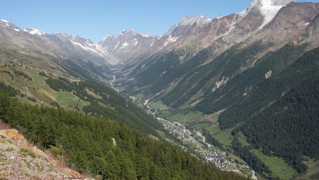 Oberhalb der Gemeinde im Lötschental bricht seit Tagen Geröll ab. Es besteht die unmittelbare Gefahr eines großen Bergsturzes.