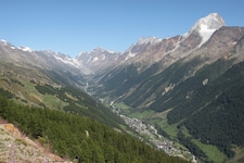 Oberhalb der Gemeinde im Lötschental bricht seit Tagen Geröll ab. Es besteht die unmittelbare Gefahr eines großen Bergsturzes. (Bild: stock.adobe.com/Sara)