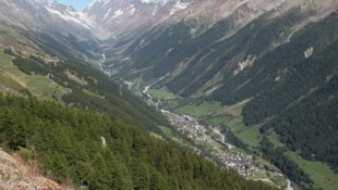 Oberhalb der Gemeinde im Lötschental bricht seit Tagen Geröll ab. Es besteht die unmittelbare ...