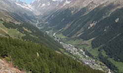 Oberhalb der Gemeinde im Lötschental bricht seit Tagen Geröll ab. Es besteht die unmittelbare ...