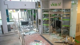 Vier Täter jagten in der Nacht auf Freitag die VKB-Filiale in Gmunden in die Luft. (Bild: APA/TEAM FOTOKERSCHI)
