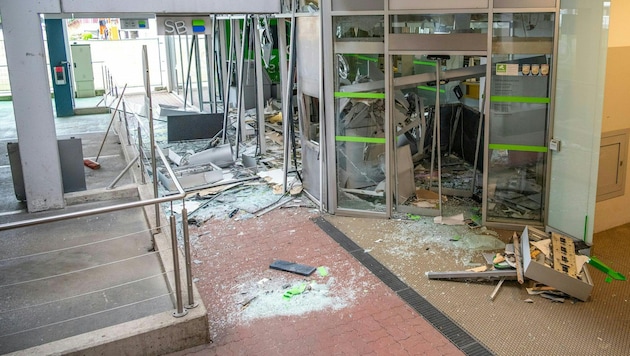 Vier Täter jagten in der Nacht auf Freitag die VKB-Filiale in Gmunden in die Luft.