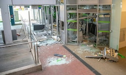 Vier Täter jagten in der Nacht auf Freitag die VKB-Filiale in Gmunden in die Luft.