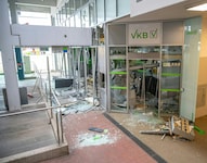 Vier Täter jagten in der Nacht auf Freitag die VKB-Filiale in Gmunden in die Luft. (Bild: APA/TEAM FOTOKERSCHI)