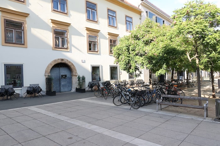 Der Gastgarten vor dem Pizzaiolo am Karmeliterplatz ist aktuell verwaist.