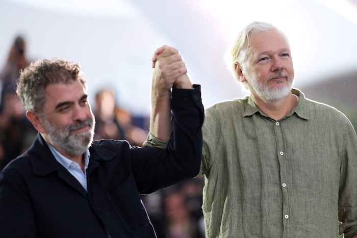 Kämpferischer Auftritt in Cannes: Eugene Jarecki und Julian Assange zeigen sich beim Fotocall entschlossen.
