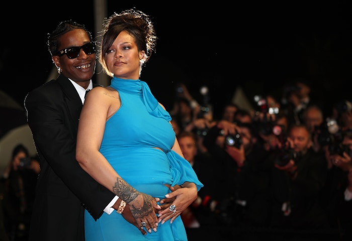 Reine Vorfreude in Cannes: A$AP Rocky und Rihanna strahlen für die Kameras, während ihre Hände liebevoll den Babybauch umschließen. Das Paar erwartet sein drittes Kind.