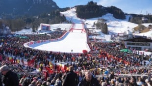 Von der VIP-Tribüne herrscht beste Sicht auf das Spektakel. (Bild: Pail Sepp)
