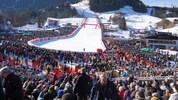 Von der VIP-Tribüne herrscht beste Sicht auf das Spektakel.