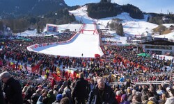 Von der VIP-Tribüne herrscht beste Sicht auf das Spektakel.