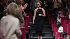 Applaus für die Regisseurin! Scarlett Johansson verzaubert in ihrem chicen schwarzen Kleid und ...