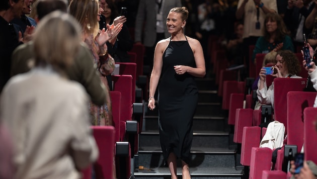 Applaus für die Regisseurin! Scarlett Johansson verzaubert in ihrem chicen schwarzen Kleid und mit edlem Dutt beim Betreten des Kinosaals in Cannes.
