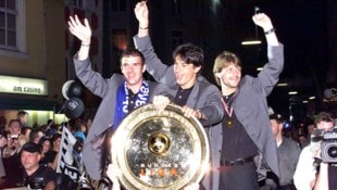 1998 und 1999 holte Ivica Vastic (M. zwischen Haas und Reinmayr) mit Sturm die Meisterschaft. (Bild: GEPA)