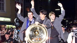1998 und 1999 holte Ivica Vastic (M. zwischen Haas und Reinmayr) mit Sturm die Meisterschaft. (Bild: GEPA)
