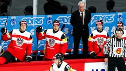 Roger Bader (hinten) ist voll des Lobes für sein Team. (Bild: GEPA)
