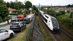 Da nach den starken Regenfällen der Schotter unter den Gleisen einbrach, musste dieser Zug zwischen Toulouse und Bordeaux angehalten werden. (Bild: AFP/CHRISTOPHE ARCHAMBAULT)