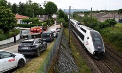 Da nach den starken Regenfällen der Schotter unter den Gleisen einbrach, musste dieser Zug ...