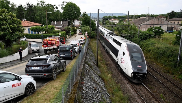 Da nach den starken Regenfällen der Schotter unter den Gleisen einbrach, musste dieser Zug zwischen Toulouse und Bordeaux angehalten werden. 